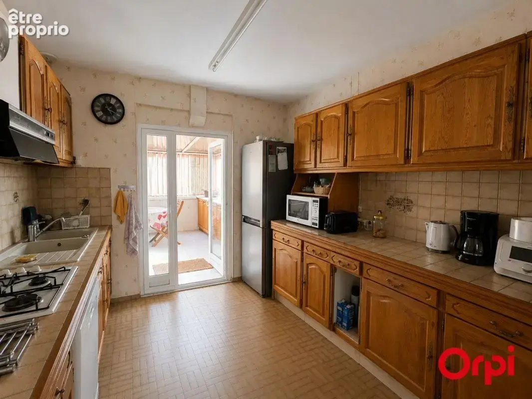 Maison familiale avec 4 chambres, véranda, grand jardin et 3 garages - photo 4