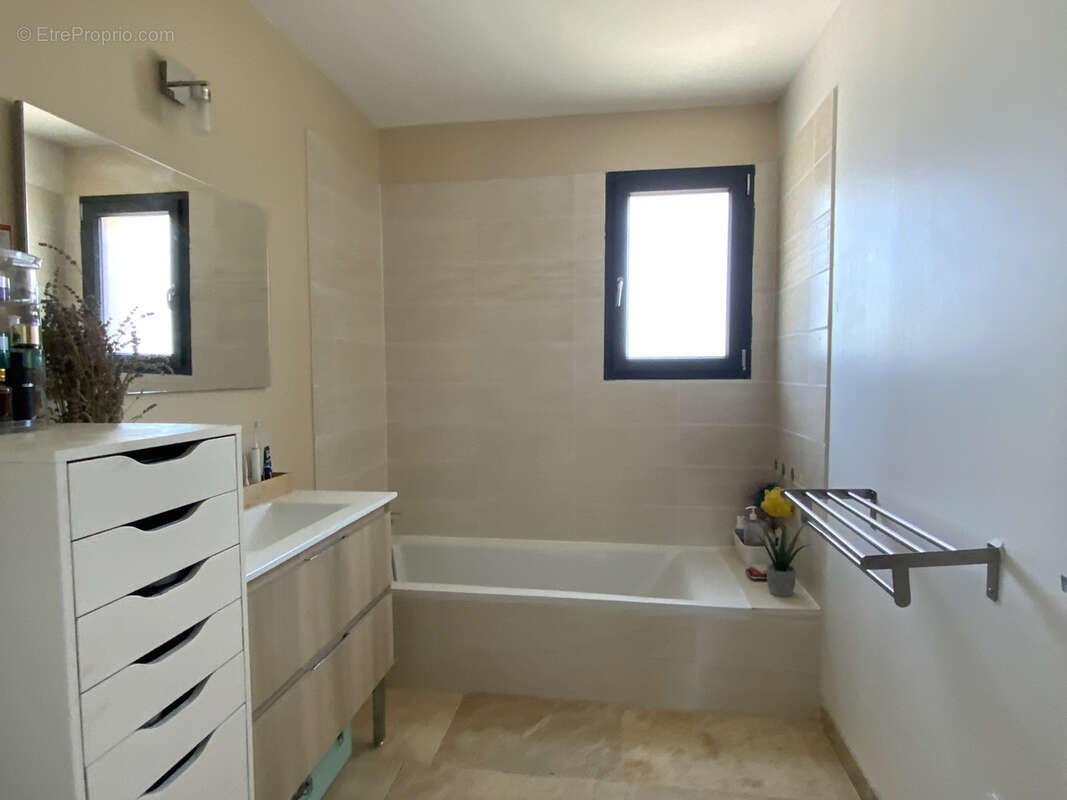 Bastide récente dans village tous commerces. - photo 9