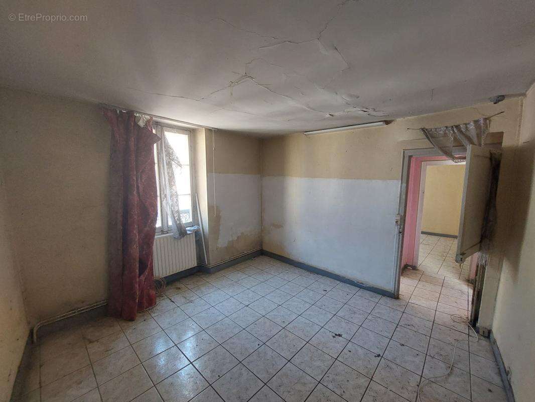 Appartement T2 à rénover – Centre-ville Fontainebleau – Fort potentiel - photo 6