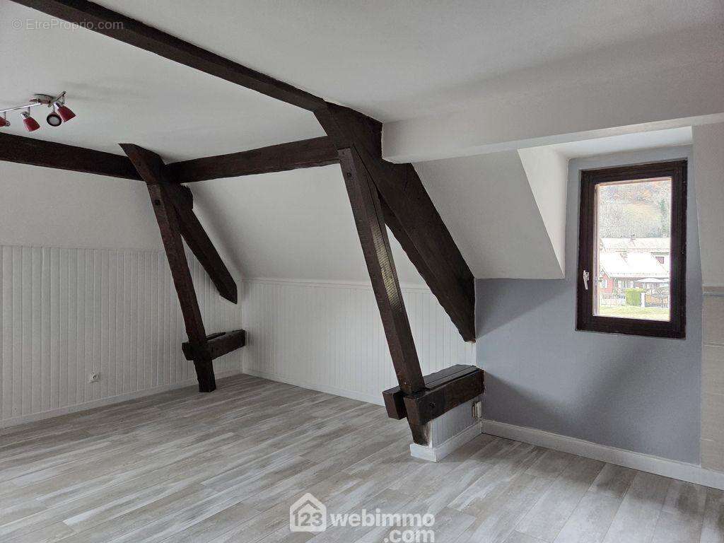 Mansardé et à l'aspect authentique avec ses poutres apparentes, il est situé au 2ème et dernier étage d'une toute petite copropriété, - Appartement à SAINT-JEAN-DE-MAURIENNE