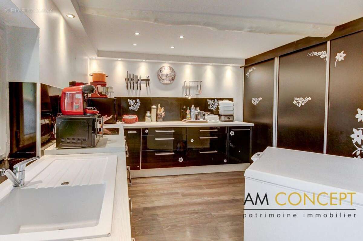 Maison à CHATEAUNEUF-VILLEVIEILLE