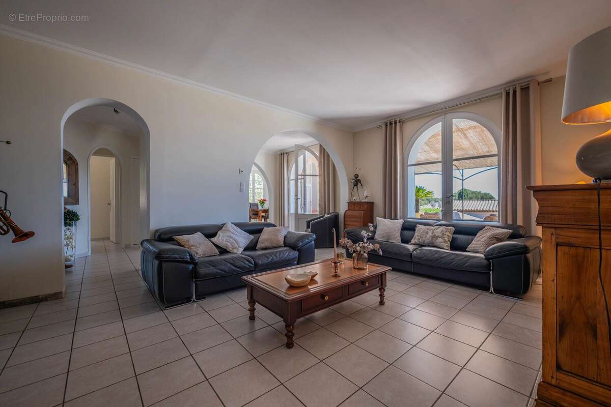 LES ISSAMBRES : Villa tout à pied avec vue mer exceptionnelle - photo 6