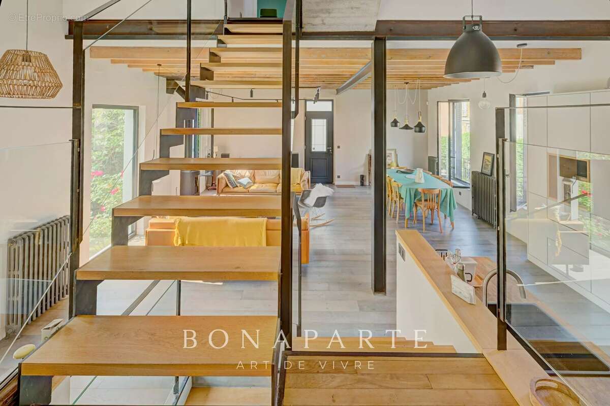 Suresnes – Élégante maison familiale de 210 m² avec jardin paysager et garage - photo 12