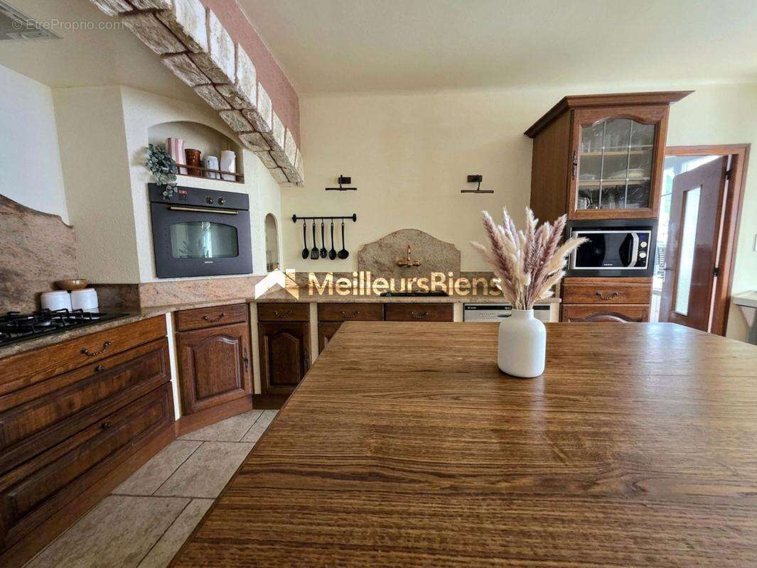 À 2 pas du Vidourle : ancienne école rénovée avec 4 chambres, garage et potentiel locatif - photo 7