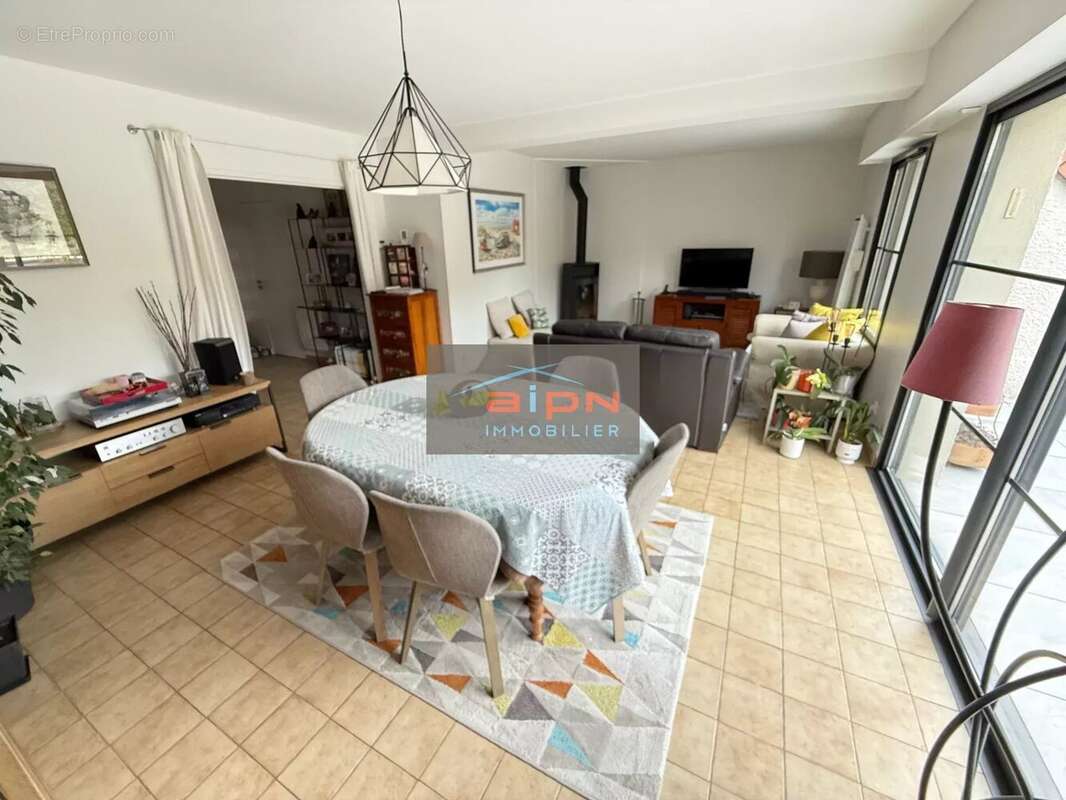 Maison à SAINT-ETIENNE-DU-ROUVRAY