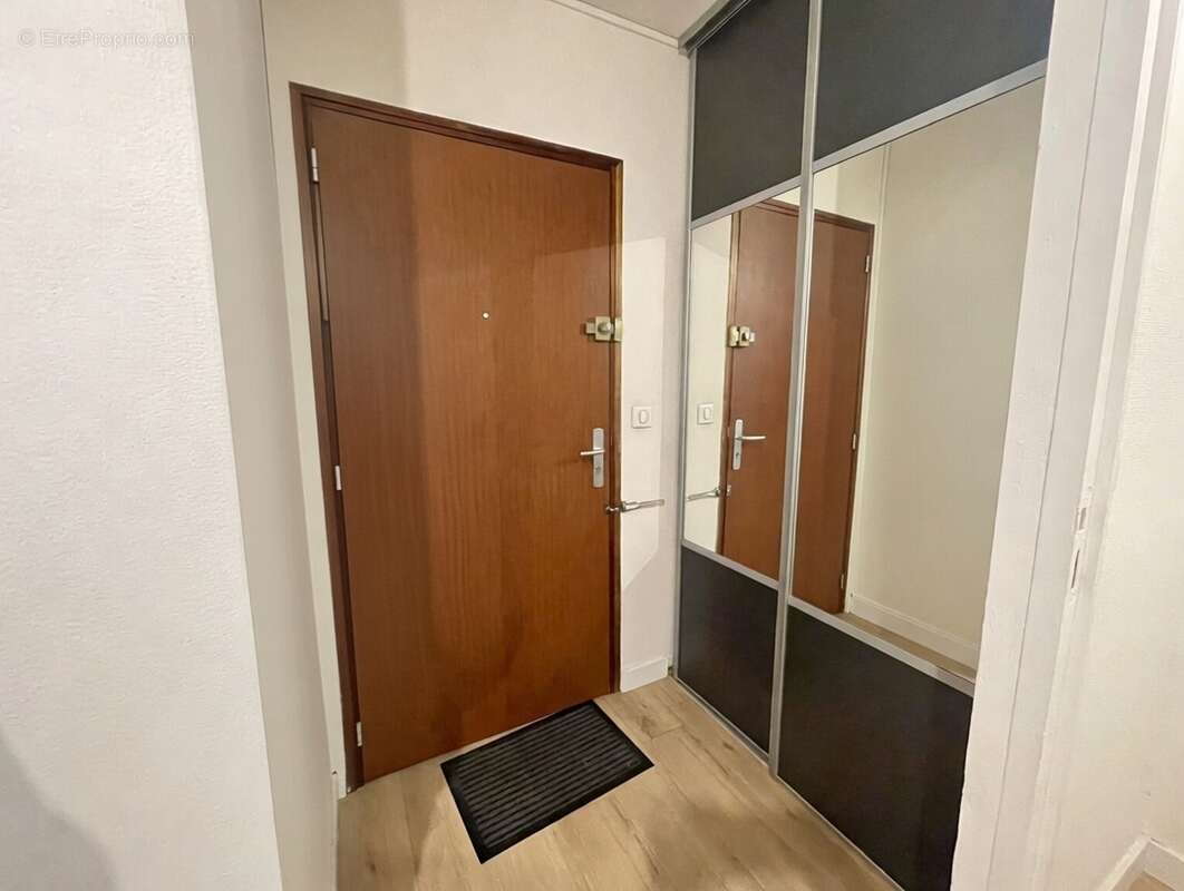 Entrée avec placard - Appartement à NANTES