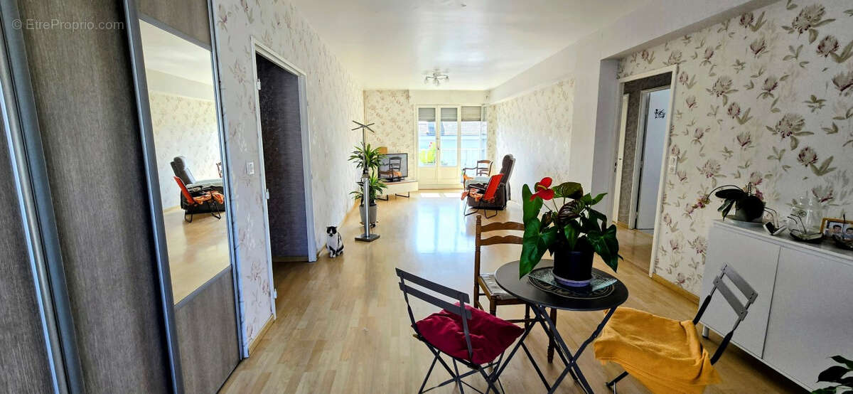 Appartement Gray 3 pièce(s) 86.35 m2 - photo 3