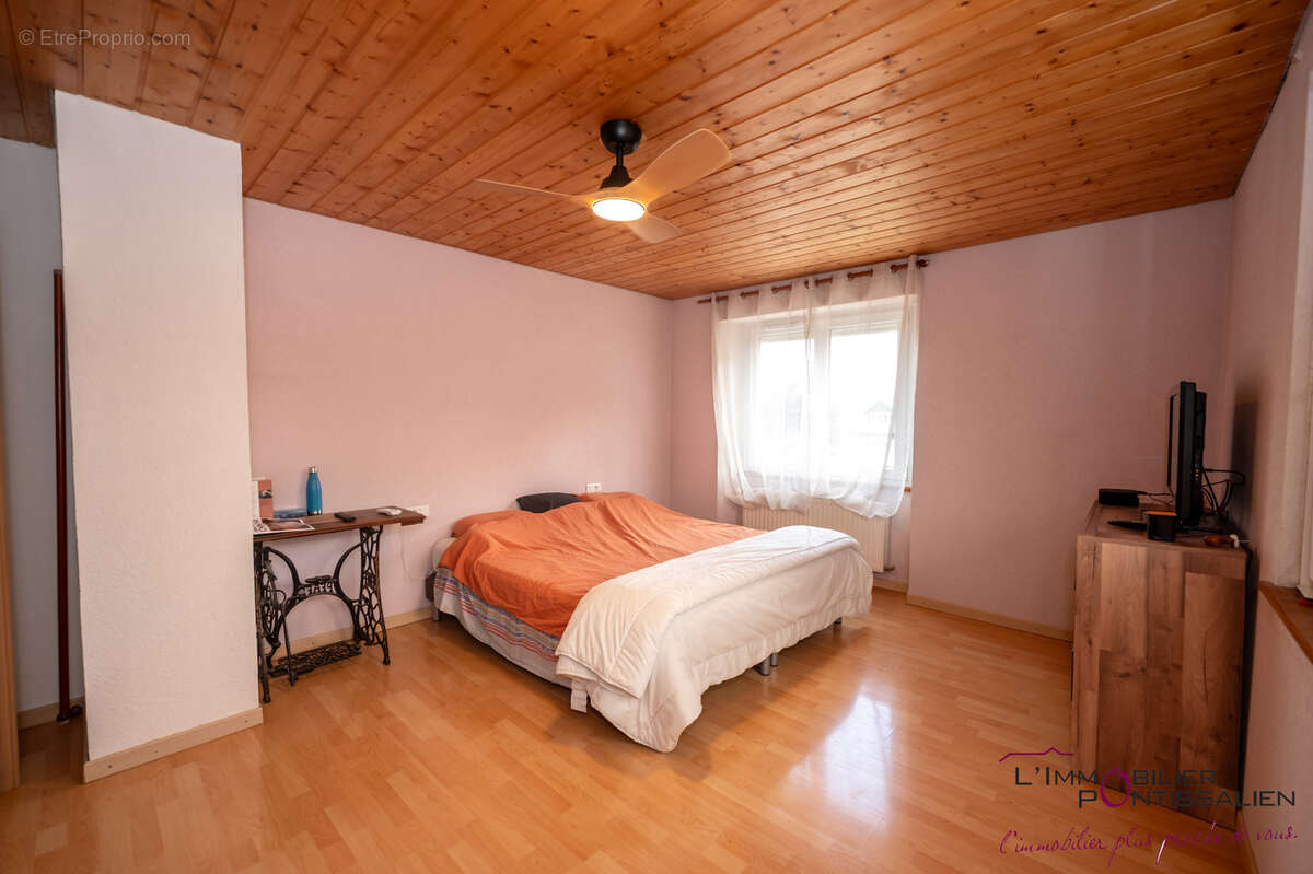 Maison de caractere offrant de beaux volumes - photo 19