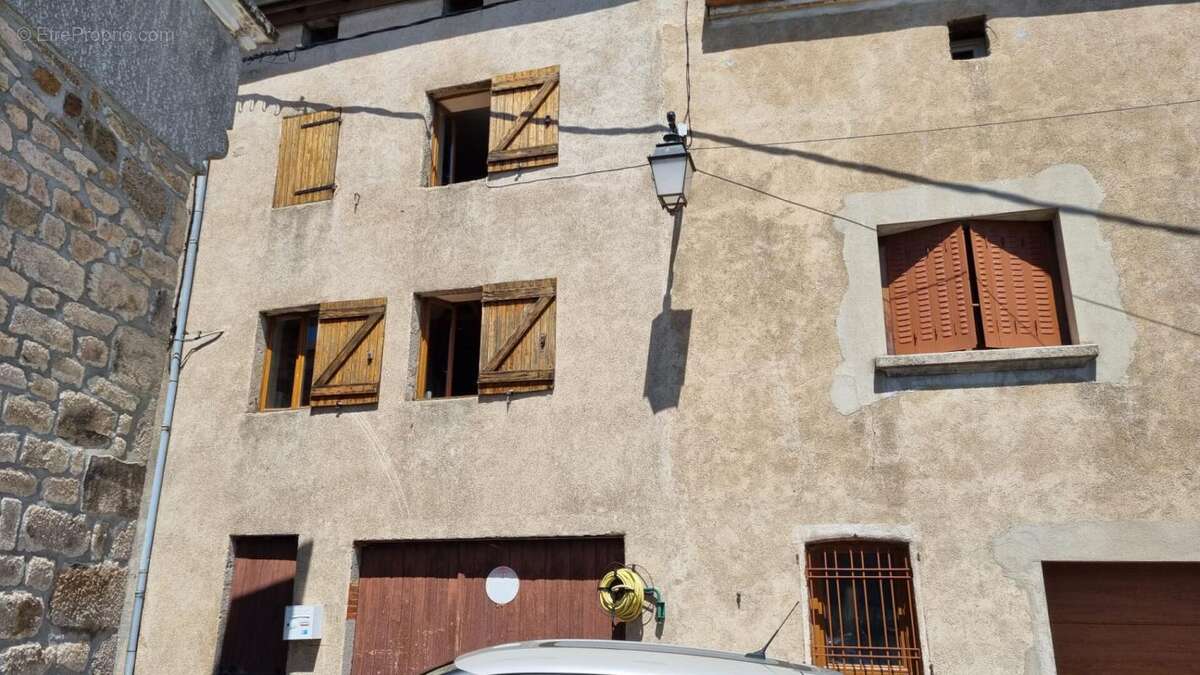 Le BESSAT 42660 Secteur Graix maison de village 2 chambres garage terrain non attenant 285m² - photo 2