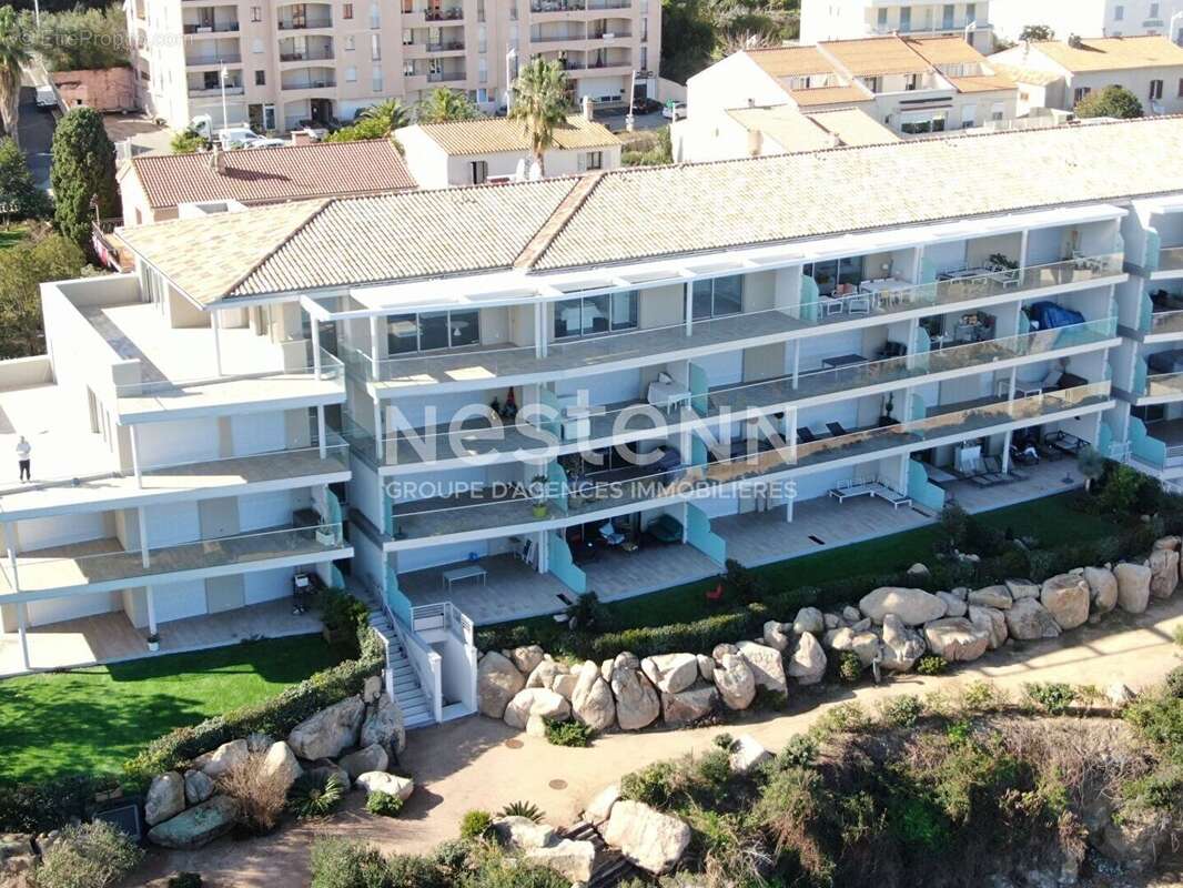 Appartement 3 pièces de 74 m2 situé en bordure de mer au centre du village, à l'entrée du port. - photo 2