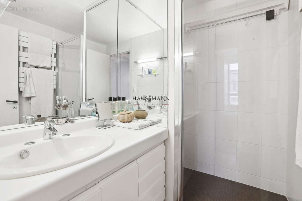 Appartement à PARIS-1E