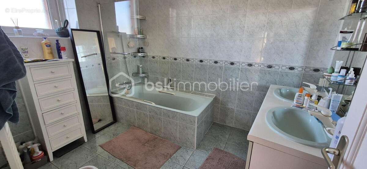 Maison familiale en pierre 161m2 avec 5 chambres, jardin arboré et vie tout à pied à Javené - photo 7
