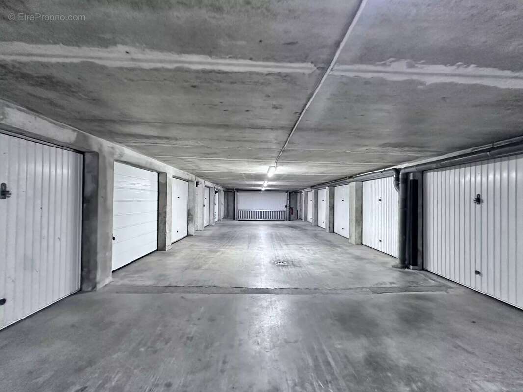 Parking à CANET-EN-ROUSSILLON