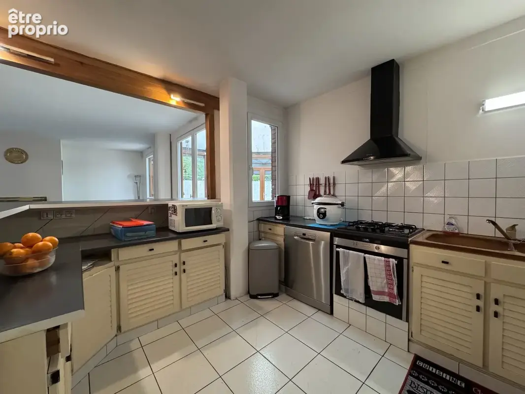 Cuisiine d'une maison situé à Val de Reuil prochee gare SNCF et RN154