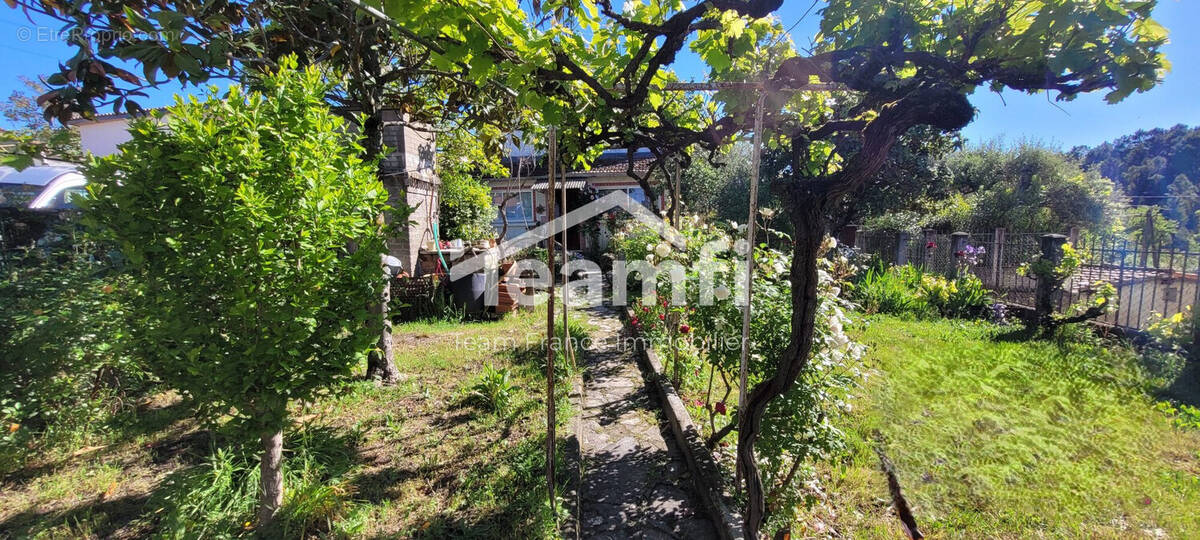 Maison à SAINT-JULIEN-LES-ROSIERS