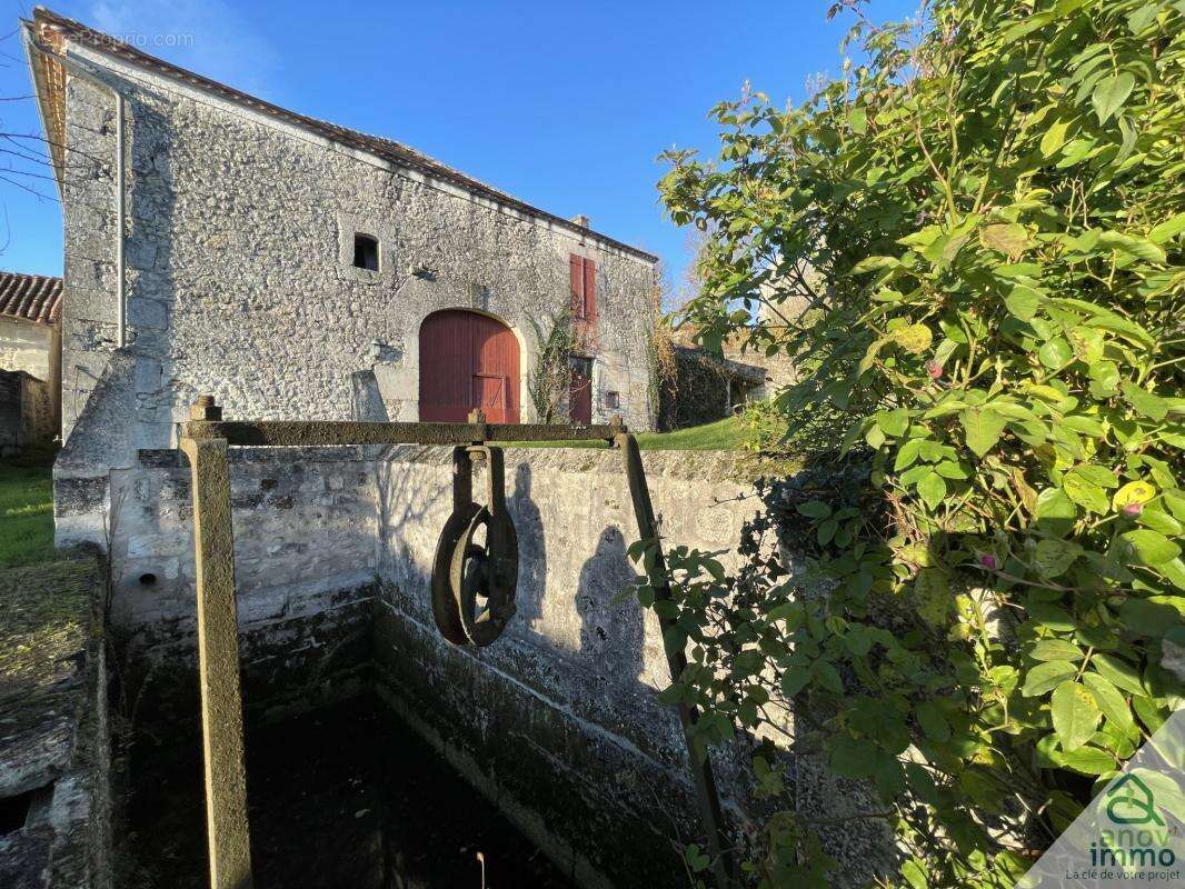 Maison à VILLEBOIS-LAVALETTE