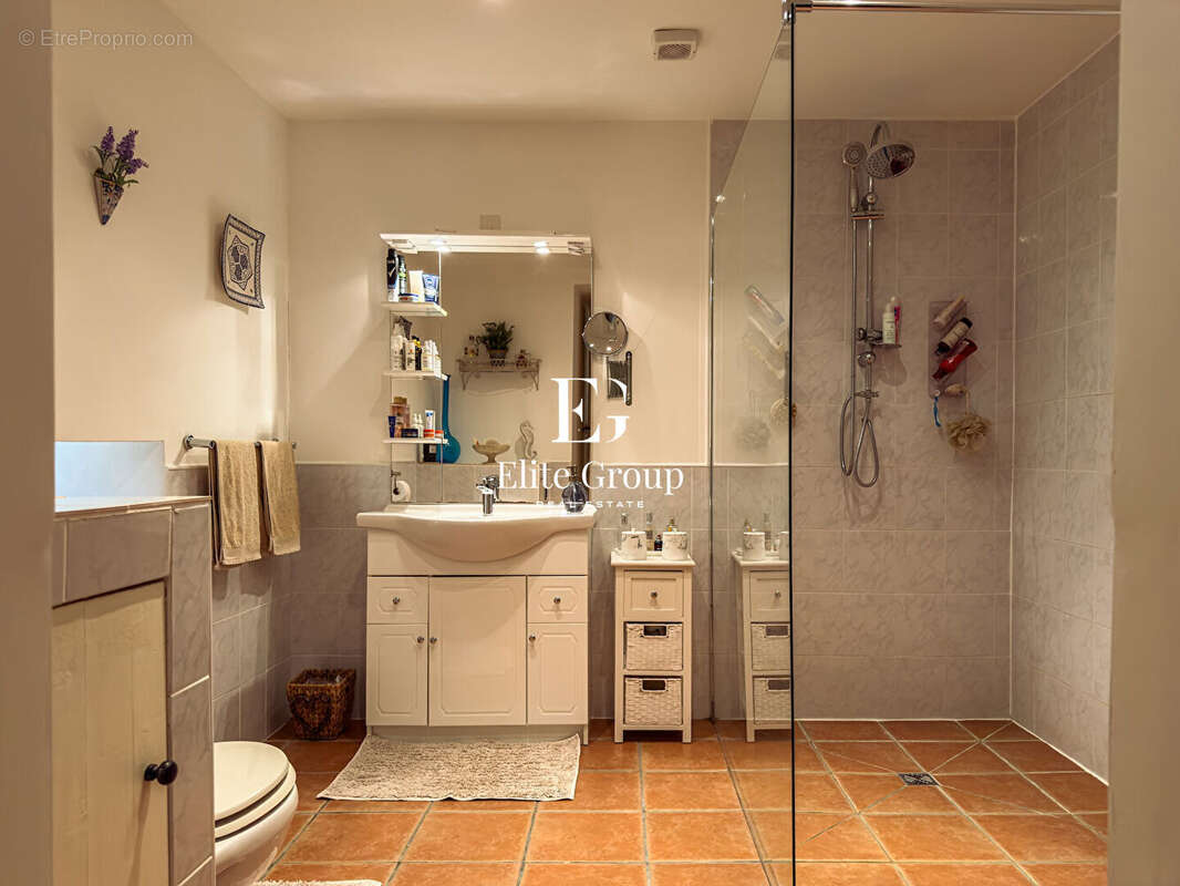 Maison à MONTMOREAU-SAINT-CYBARD