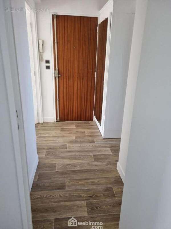 Une vaste entrée distribue ... - Appartement à LAON