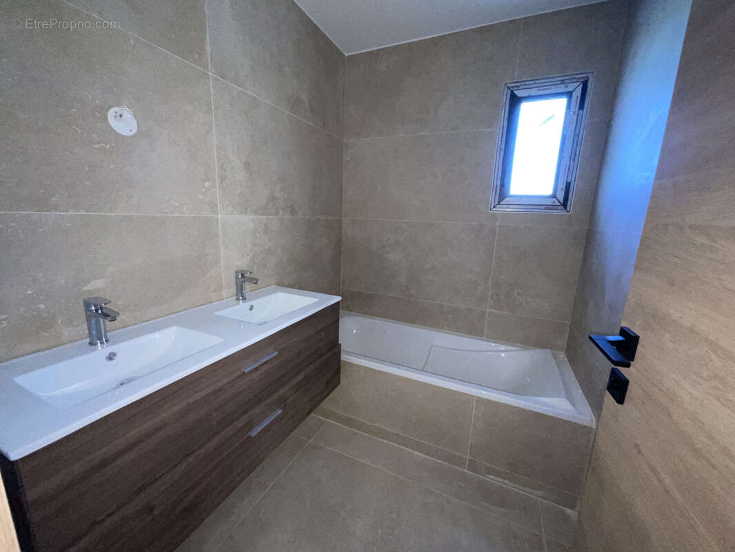 Maison à LE PUY-SAINTE-REPARADE