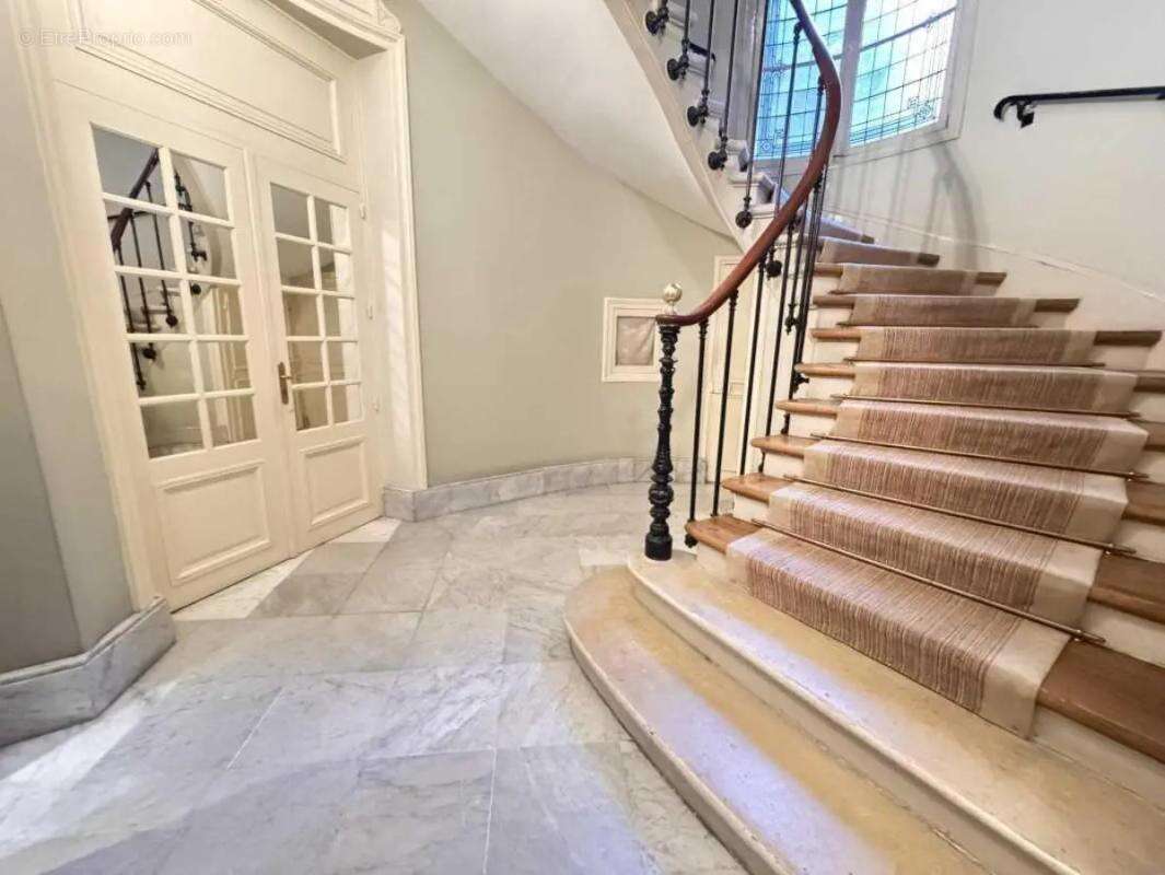 Commerce à PARIS-8E