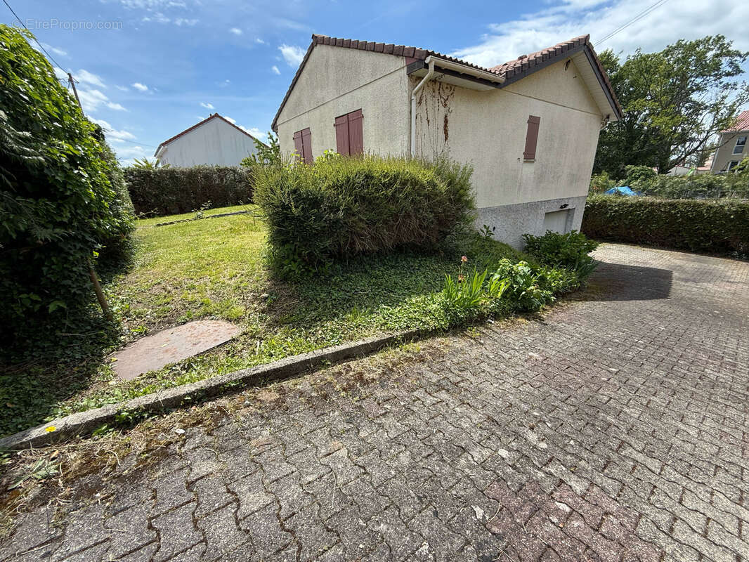 Maison à CREUZIER-LE-VIEUX