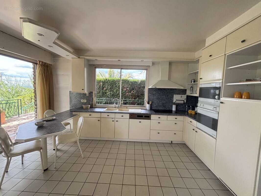 ARGENTEUIL – LES COTEAUX  Élégante maison familiale de plus de 200 m² avec vue sur Paris et la Tour Eiffel - photo 4