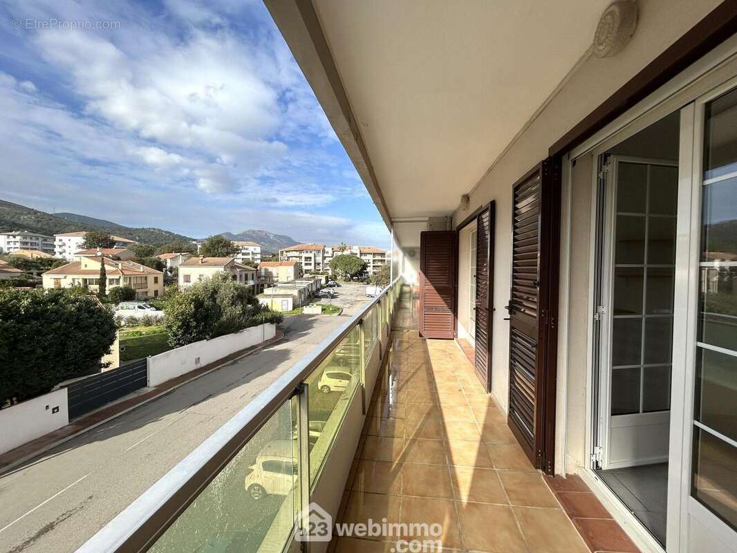 Balcon avec vue sur le village - Appartement à BIGUGLIA