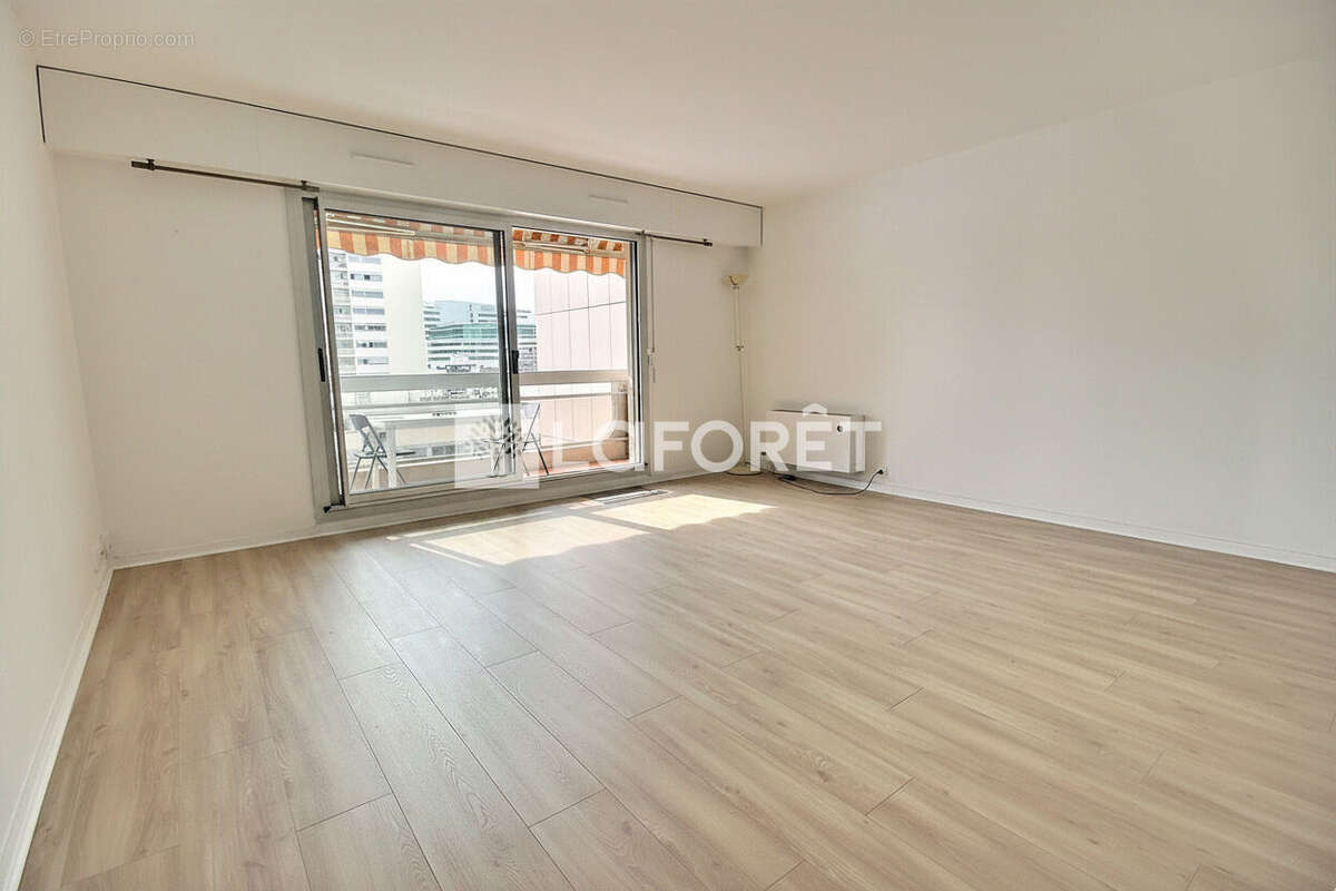 Appartement à COURBEVOIE