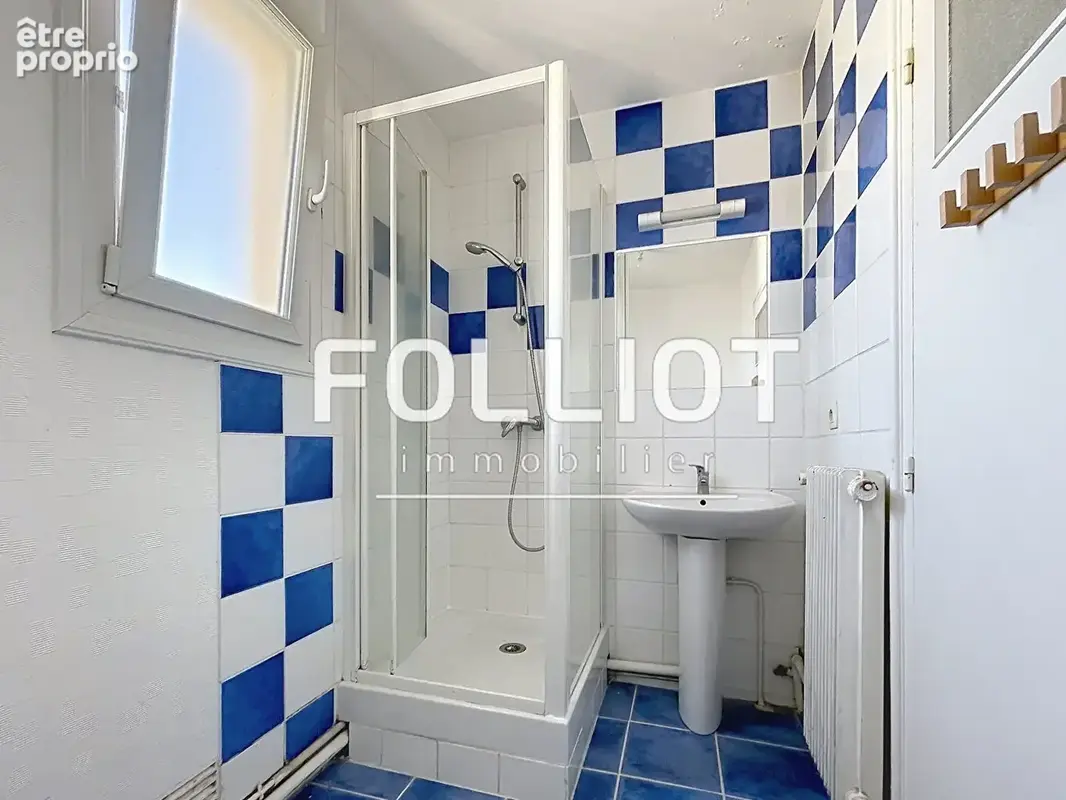 A vendre - Appartement 2pcs  FOUGERES - 3ème étage - photo 6