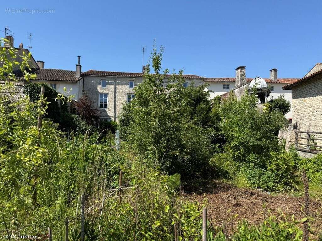 Maison à AIGRE