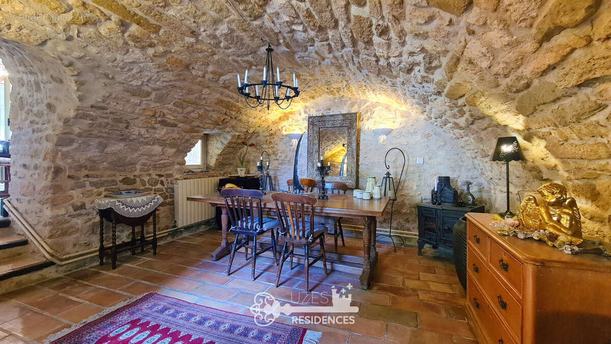 Maison à SANILHAC-SAGRIES