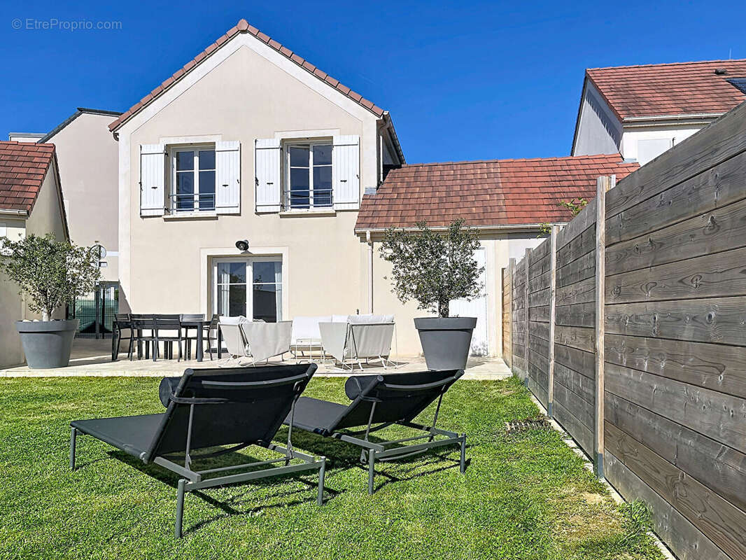 Maison à THIVERVAL-GRIGNON