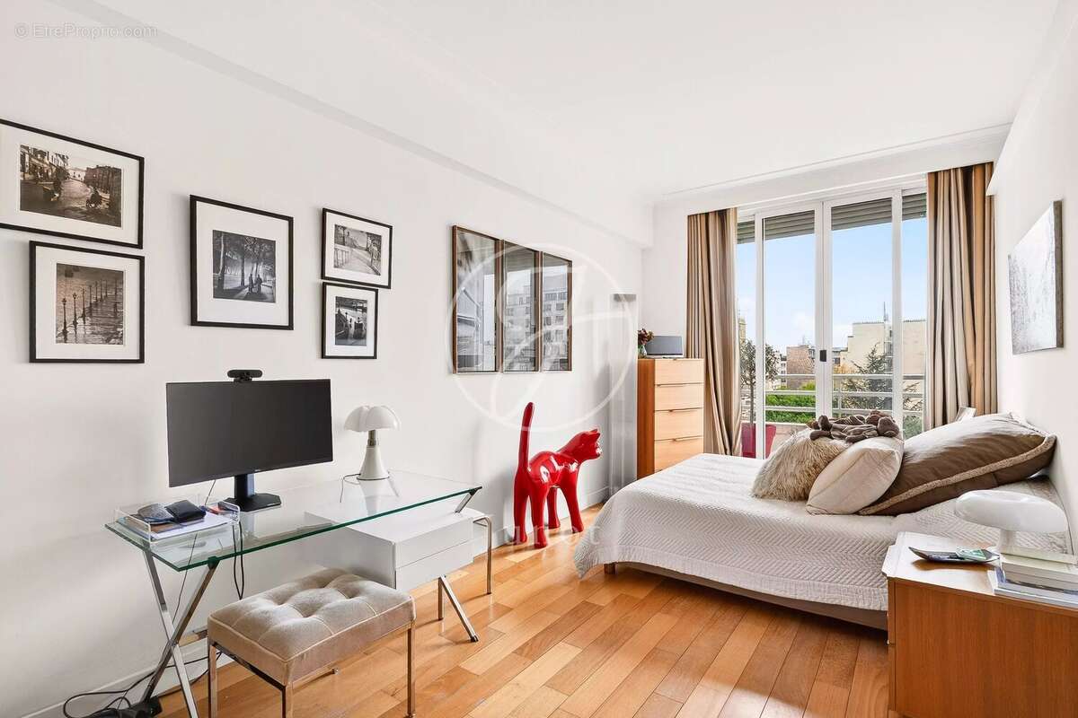 Appartement à PARIS-16E