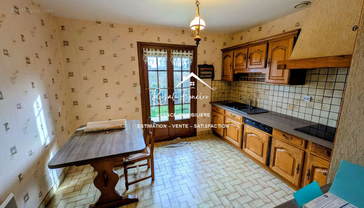 Cuisine A et E - Maison à VAUX-SUR-VIENNE