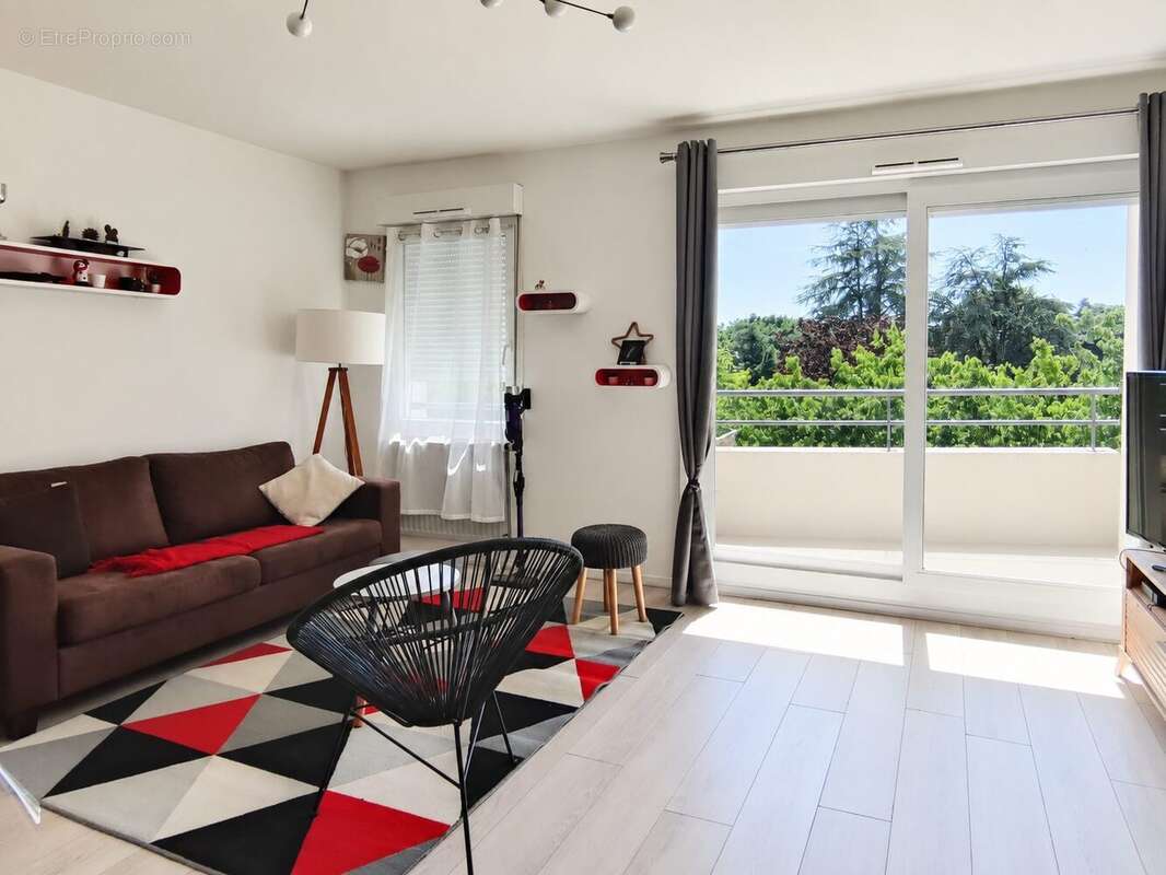 Salon actuel avec son balcon