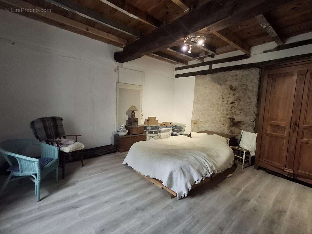 Maison à SAINT-PASTOUR