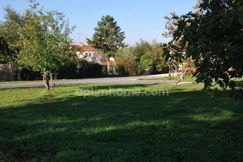 Beau terrain viabilisé à proximité de la mairie de Soyaux, idéalement situé - photo 2
