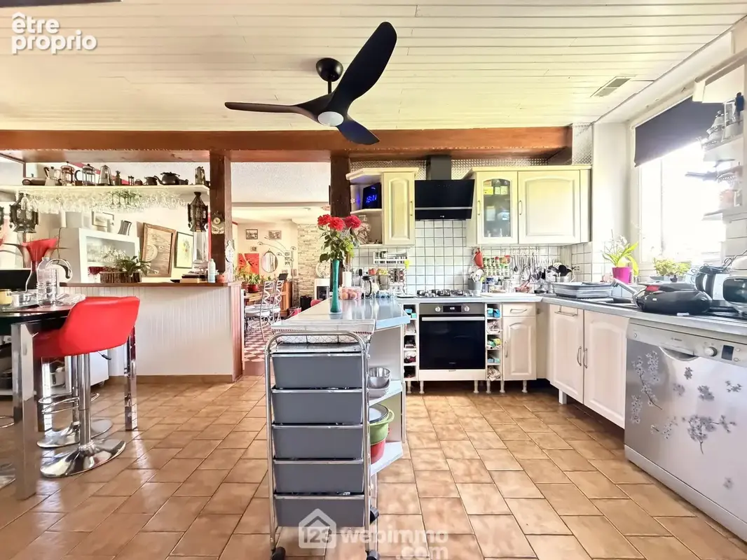 Le salon est ouvert sur la cuisine équipée