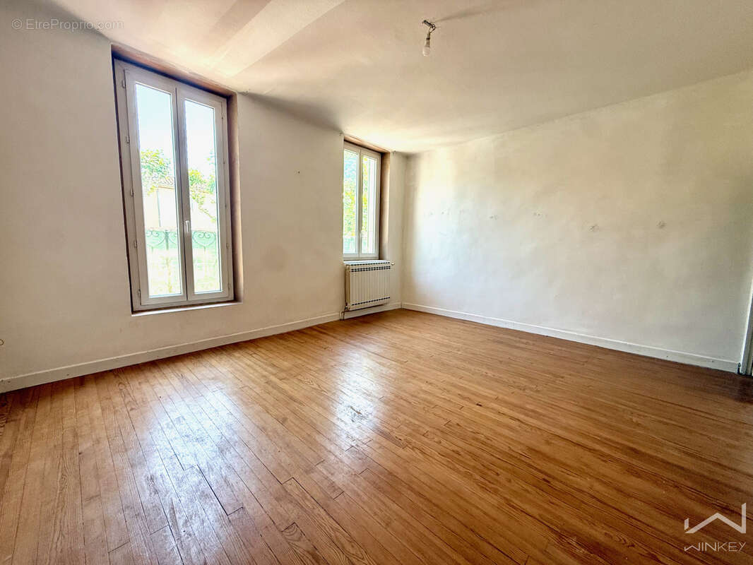 Nathalie sinard vous présente cette maison de ville indépendante à valréas   3 chambres   fort potentiel d'amé - photo 4