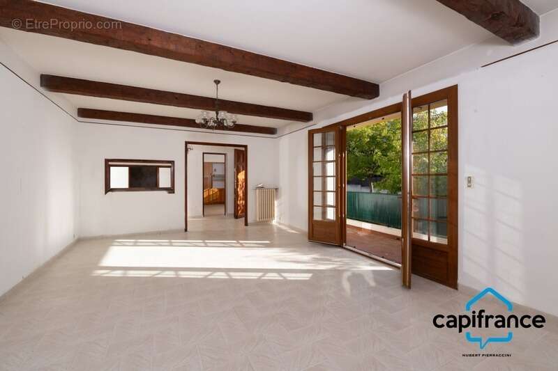 Sanary Port à pied/  Appartement en RDC de 114 m2,  S/Sol de 187 m2  et terrain 318 m2 /garage. 10mn du port - photo 3