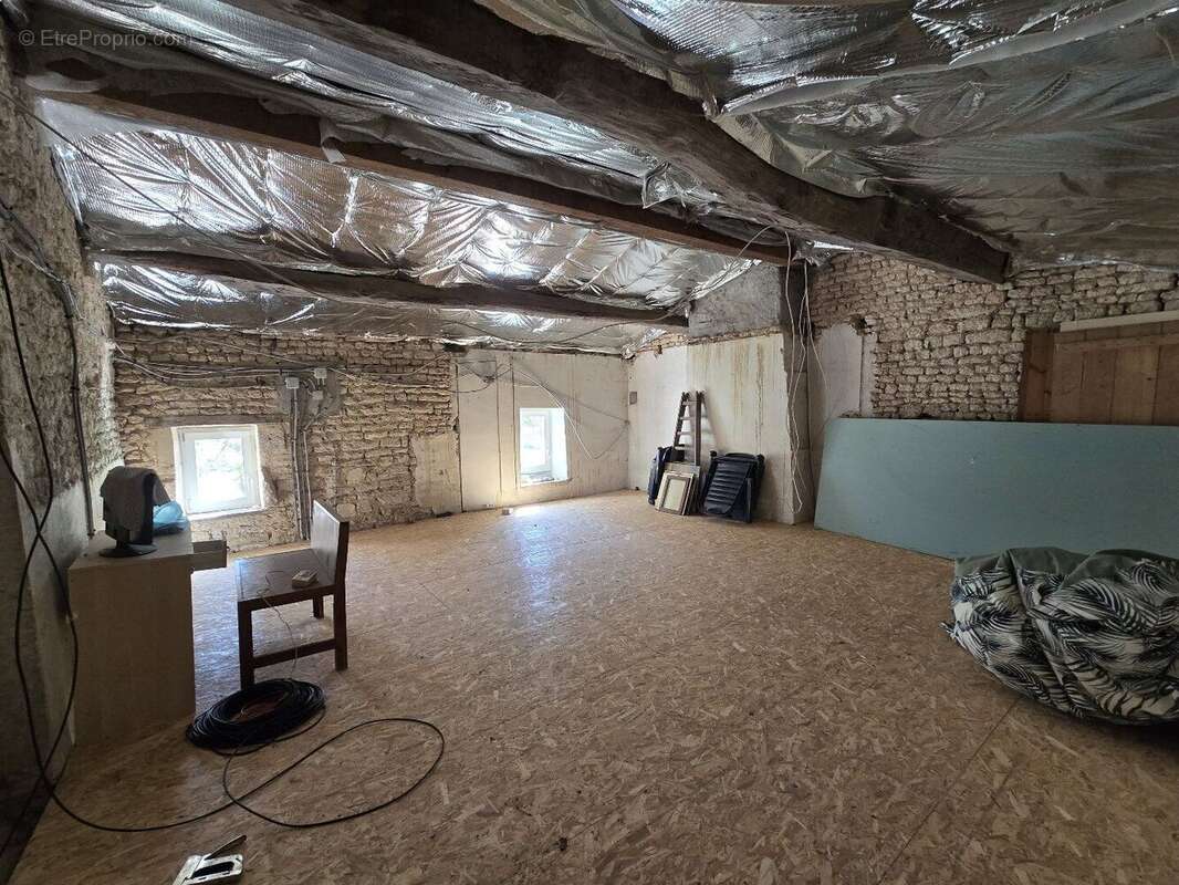 Maison à SAINT-PIERRE-DE-JUILLERS