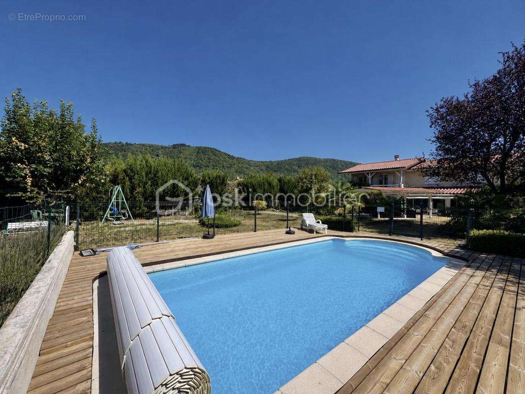 Propriété familiale de 211 m² avec piscine et espace indépendant - photo 1