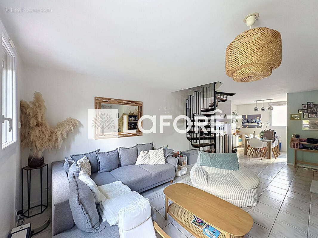 Appartement à COMBS-LA-VILLE