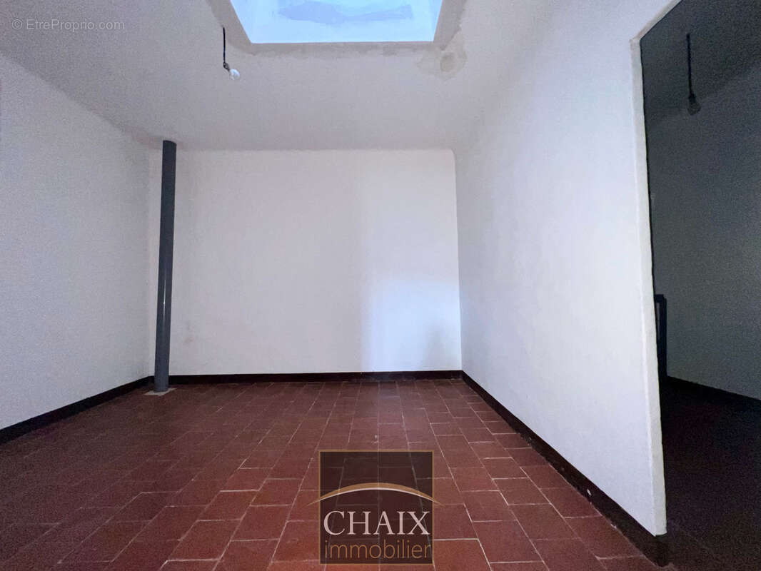 13420 GEMENOS - Maison de village à rénover fort potentiel - photo 16