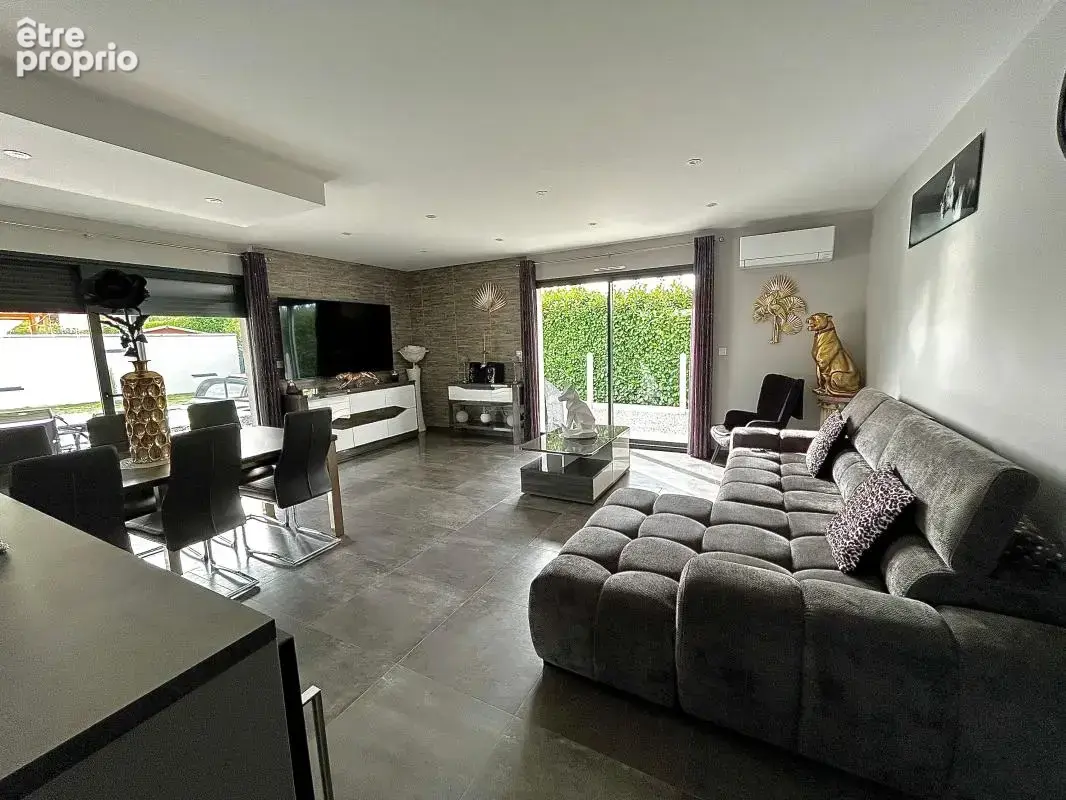 Maison contemporaine de plain-pied : piscine, garage et cadre de vie idéal - photo 2