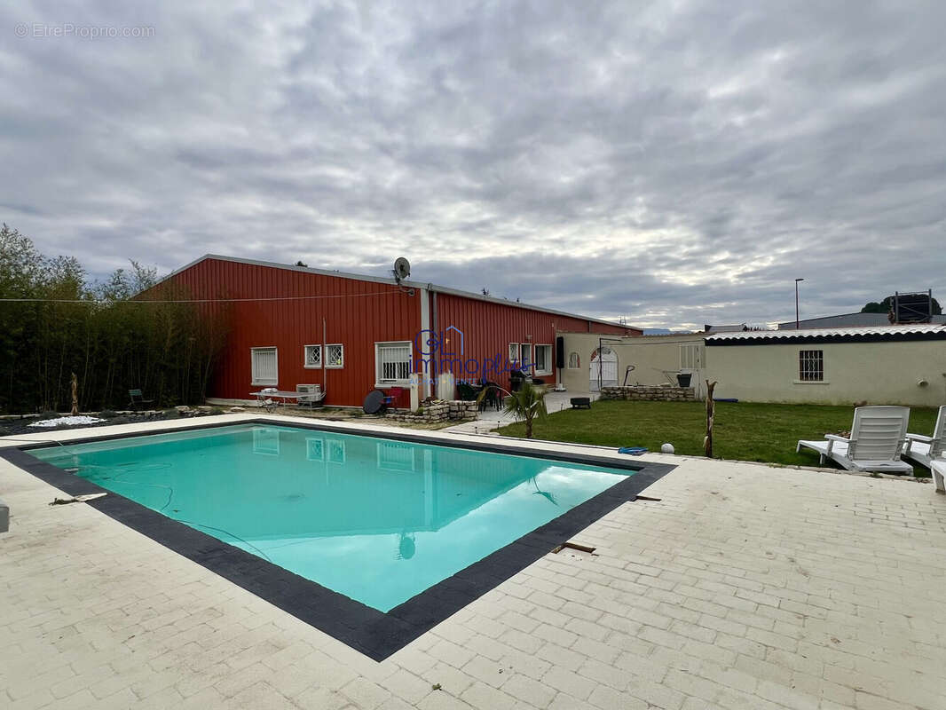 Commerce à MOURS-SAINT-EUSEBE