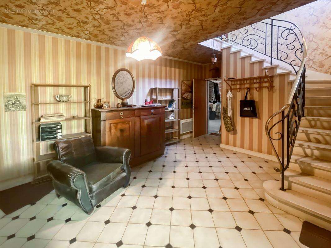  Maison familiale de 188 m² – De beaux volumes et un énorme potentiel ! - photo 21