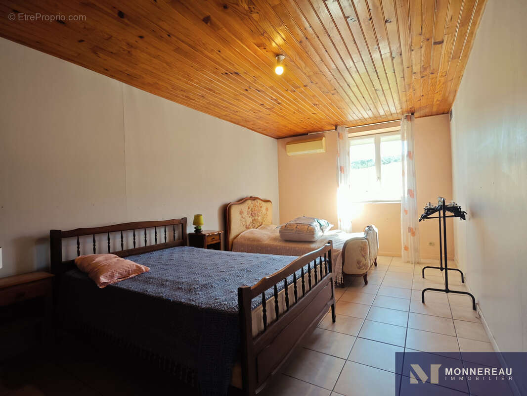 Maison de plain pied avec 500 m2 de dependances - photo 7