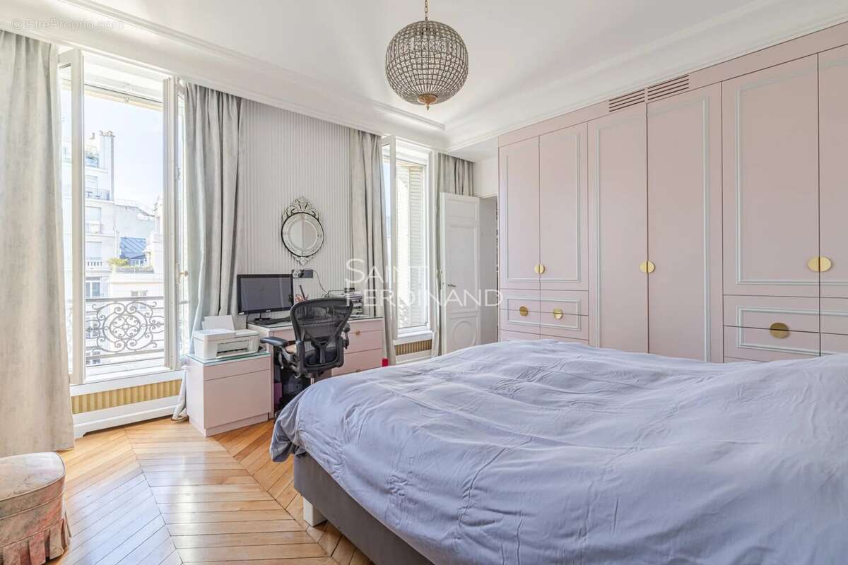 Appartement à PARIS-8E