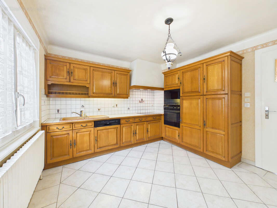 EMPLACEMENT IDEAL pour cette Grande maison située au centre du village d'AUGNY - photo 6